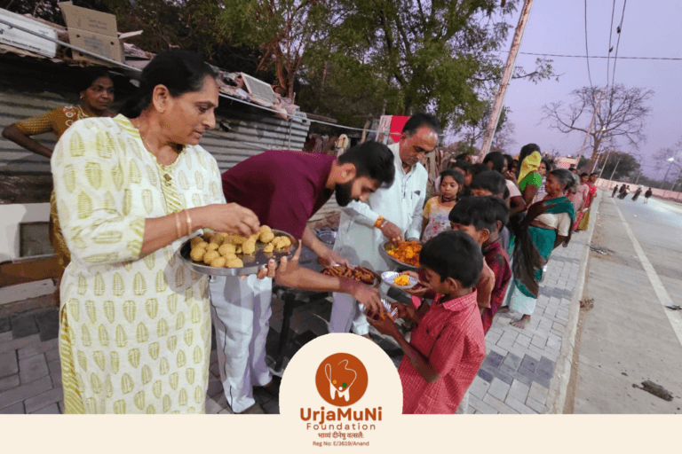 मंगलपुरा झुग्गी बस्ती में विधवा एवं निराश्रित महिलाएँ तथा बच्चों के लिए लड्डू, पुरी, शाक और फुलवड़ी का भोजन वितरण