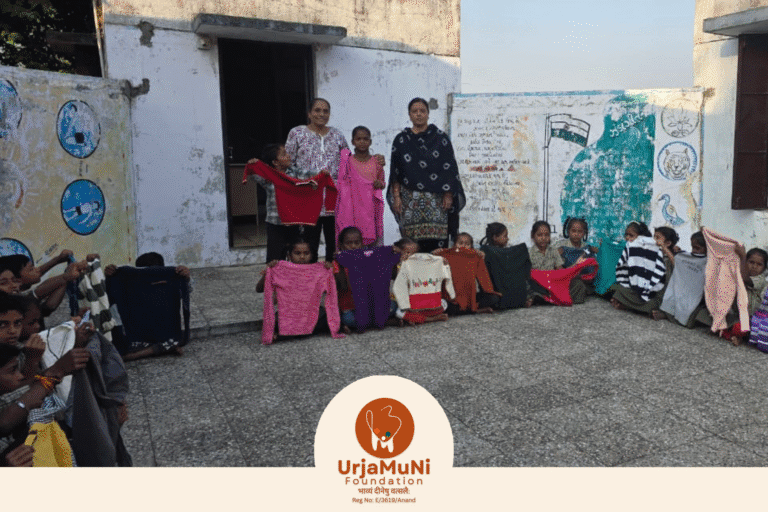 ग्रामीण क्षेत्र के बच्चों के लिए ऊर्जामुनि फाउंडेशन की ऊष्मा भरी सेवा मीरकुवा शाला में स्वेटर वितरण