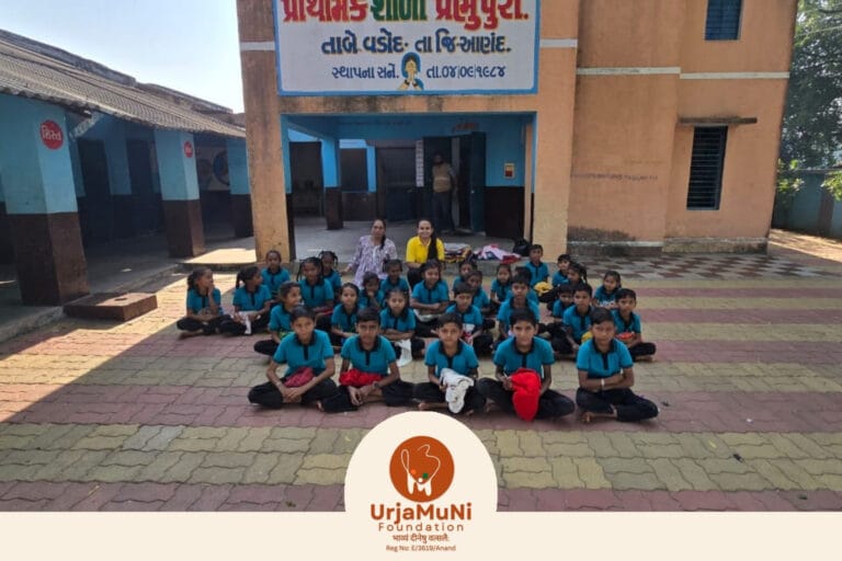 प्रभुपुरा (वडोद) के बच्चों को ऊर्जामुनि फाउंडेशन की ऊष्मा भरी सेवा – स्वेटर वितरण