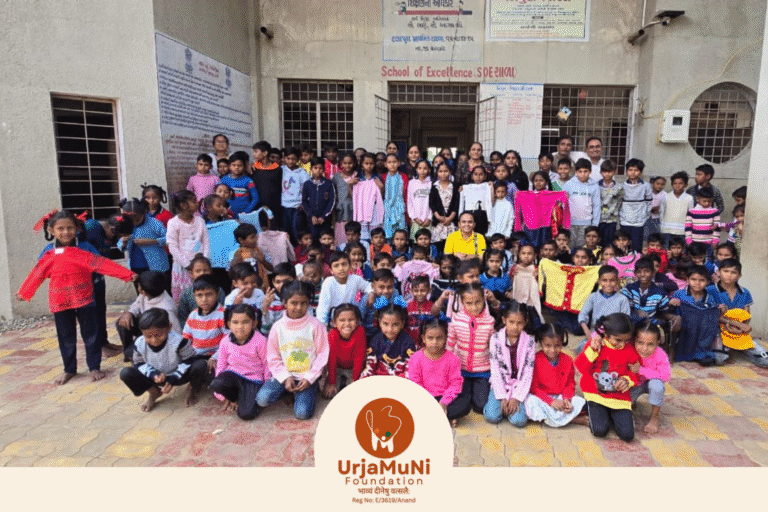 दलापुरा (सामरखा) के बच्चों को ऊर्जामुनि फाउंडेशन की गरमाहट भरी सेवा – स्वेटर वितरण