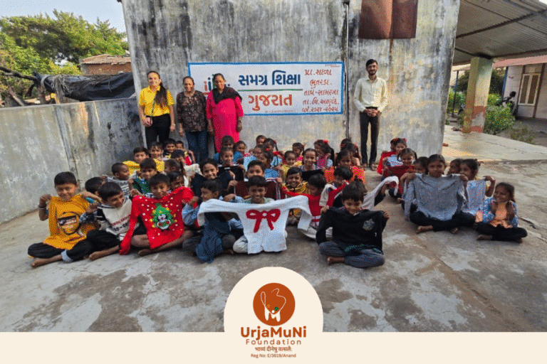 भुतरडा (सामरखा) के विद्यार्थियों को ऊर्जामुनि फाउंडेशन की गरमाहट भरी सेवा – स्वेटर वितरण