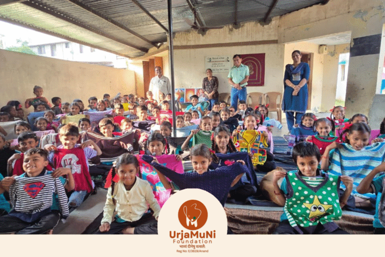 कृष्णनगर (सामरखा) के बच्चों को ऊर्जामुनि फाउंडेशन की सर्दी से राहत – गरम स्वेटर वितरण