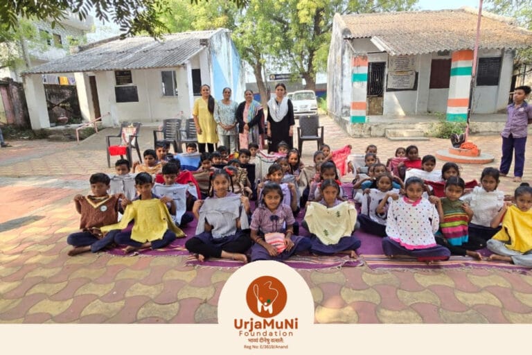 काभयपुरा (रामनगर) के विद्यार्थियों को ऊर्जामुनि फाउंडेशन की गरमाहट भरी सेवा – स्वेटर वितरण