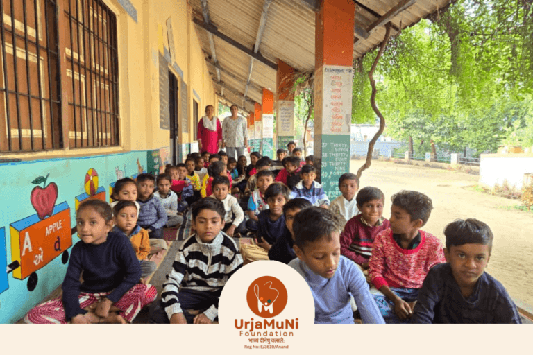 बालापुरा (रासनोल) के बच्चों को ऊर्जामुनि फाउंडेशन की गरमाहट भरी सेवा – स्वेटर वितरण