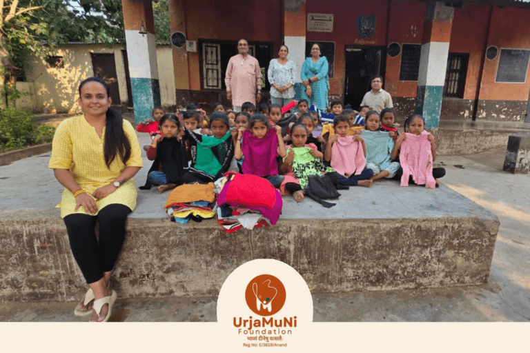 गणेशपुरा (रासनोल) के बच्चों को ऊर्जामुनि फाउंडेशन की गरमाहट भरी सेवा – स्वेटर वितरण