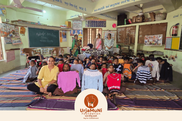 डुंगरीपुरा (रामनगर) के विद्यार्थियों को ऊर्जामुनि फाउंडेशन की ठंड का मौसम से राहत – गरम स्वेटर वितरण