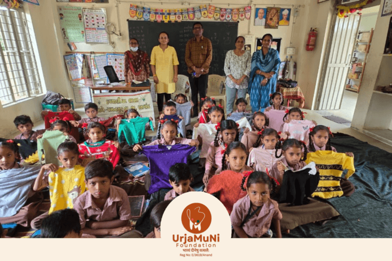 हरपाली (रामनगर) के विद्यार्थियों को ऊर्जामुनि फाउंडेशन की शीत ऋतु में सुरक्षा – गरम स्वेटर वितरण