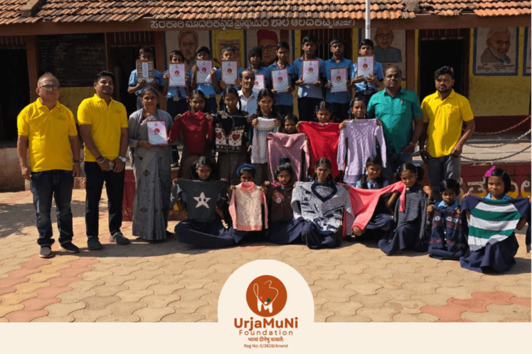 कर्नाटक के बेलगावी ज़िले के सरकारी उच्च प्राथमिक विद्यालय में विद्यार्थियों को नोटबुक वितरण